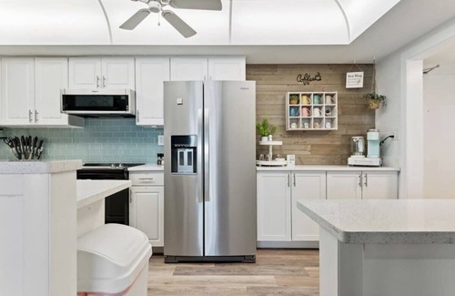 South Patrick Shores Apartment | Beachside Bliss: 2-Bedroom Apartment Near the Ocean