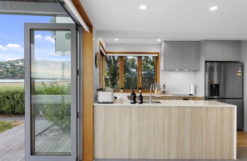 Redcliffs House | Beachside Bliss Waterfront Apartment - Redcliffs