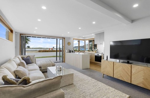 Redcliffs House | Beachside Bliss Waterfront Apartment - Redcliffs