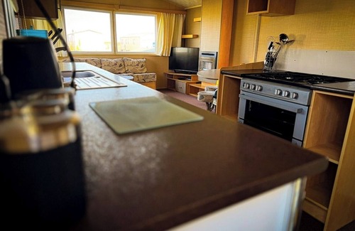 Lowestoft Ski Chalet | Beachside Caravan Retreat in Lowestoft – Sleeps 6