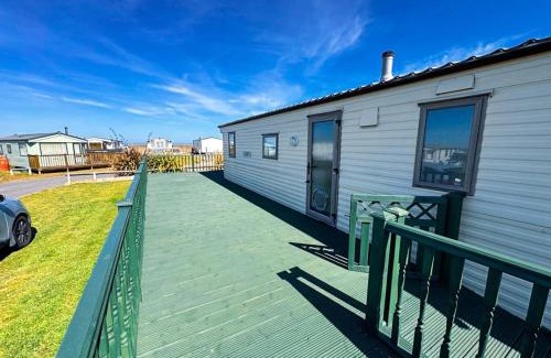 Lowestoft Ski Chalet | Beachside Caravan Retreat In Lowestoft Sleeps 6