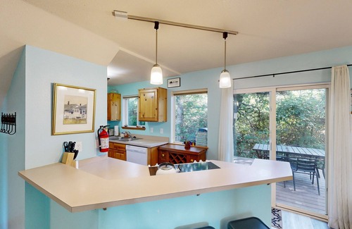 Tolovana Park Condo | Beachside dog-friendly condo with deck & full kitchen - walk 1.5 blocks to beach