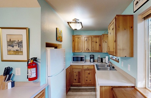 Tolovana Park Condo | Beachside dog-friendly condo with deck & full kitchen - walk 1.5 blocks to beach