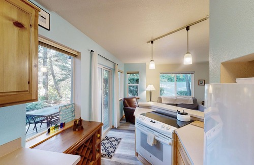 Tolovana Park Condo | Beachside dog-friendly condo with deck & full kitchen - walk 1.5 blocks to beach