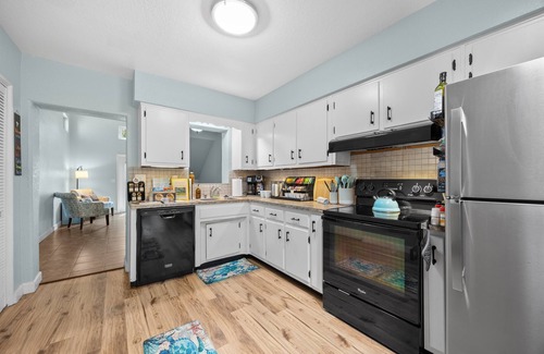 Cocoa Beach Cottage | Beachside Getaway | King Bed*Pet Friendly*Firepit