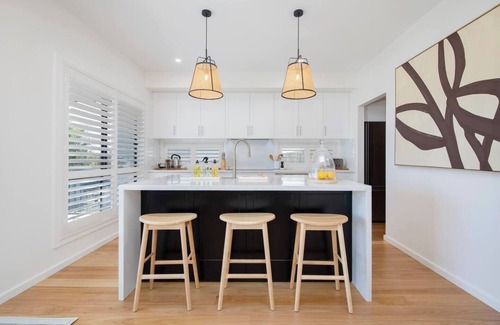 Merewether House | Beachside Pavilion Chic Coastal Stunner for Groups