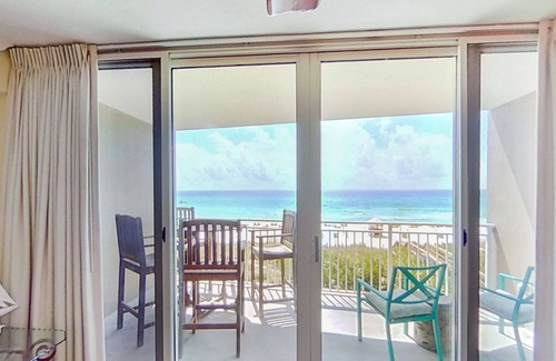 Open Sands Condo | Beachside retreat just steps from the water w/ private balcony