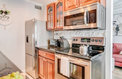 Virginia Beach House | Beachside Retreat: 2BR Luxury Condo King Bed