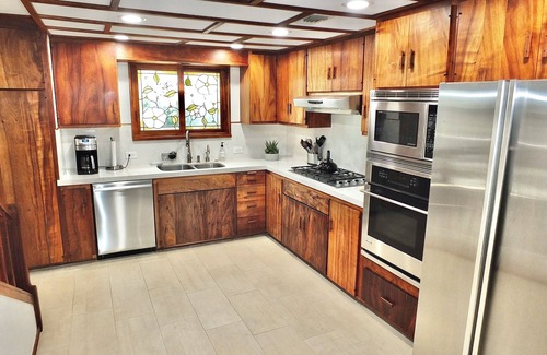 Peninsula House | Beachside Sanctuary – Luxurious 3 BDR Steps to Ocean, Walk to 2nd Street!