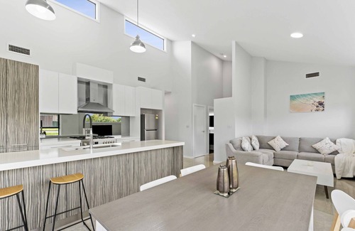 Redhead House | Beachside spacious home w/ 8 BR