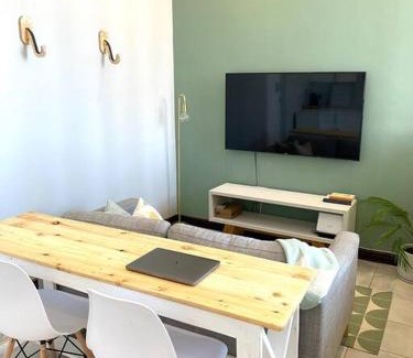 Redhill Apartment | Beachside Studio Apartment on Surfers Corner