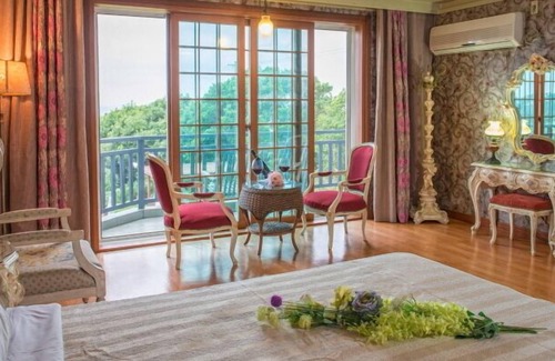Seogwipo City House | Beachside Whitehouse
