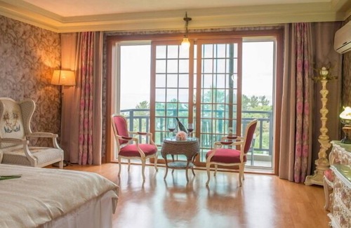 Seogwipo City House | Beachside Whitehouse