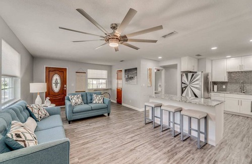 Jacksonville Beach House | Beachside with Billiard Room & Beach Cruisers!