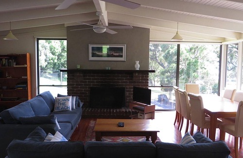 Lorne House | Beachview - So Close To Town