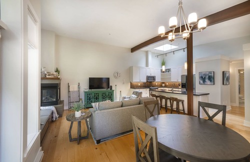 Regional District of Nanaimo Cottage | Beachwood House, 5 min walk to beach