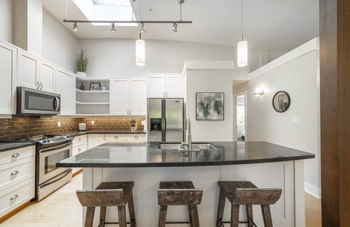 Regional District of Nanaimo Cottage | Beachwood House, 5 min walk to beach