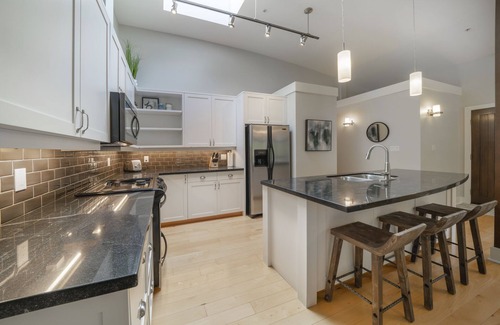 Regional District of Nanaimo Cottage | Beachwood House, 5 min walk to beach