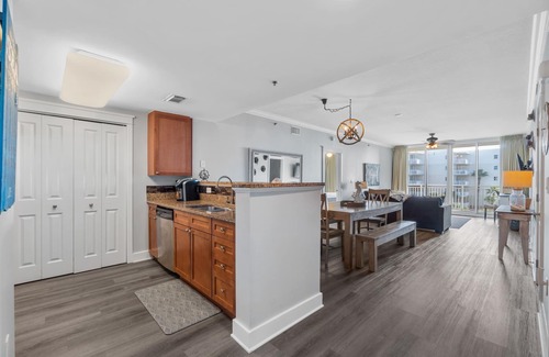 Fort Walton Beach Resort | ~BEACHY~2 KING suite! Amazing Gulf AND Pool View-FREE Premium Beach Service