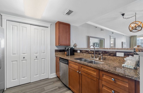 Fort Walton Beach Resort | ~BEACHY~2 KING suite! Amazing Gulf AND Pool View-FREE Premium Beach Service