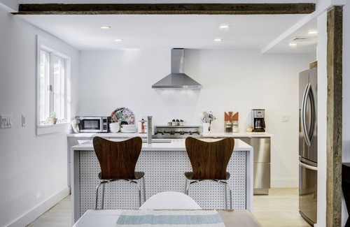 Village of Southampton House | Beachy Chic South of the Hwy in SH Village just 3blks to shops, food and fun!🏖️
