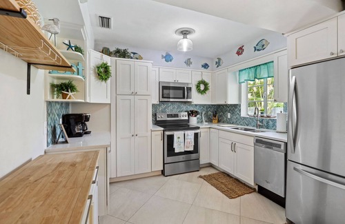 River District House | Beachy cottage with heated Pool, just minutes to beautiful white sand beaches!