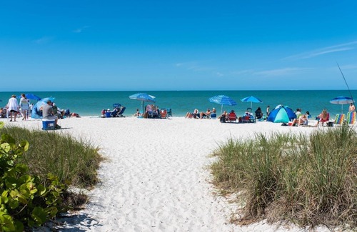 River District House | Beachy cottage with heated Pool, just minutes to beautiful white sand beaches!