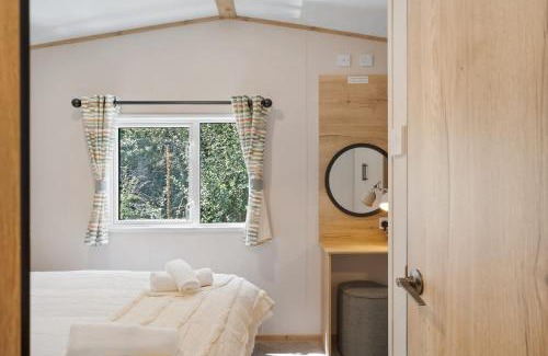 Mullacott Ski Chalet | Beachy Lodge with Deck & Parking nr Ilfracombe
