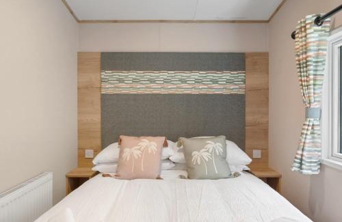 Mullacott Ski Chalet | Beachy Lodge with Deck & Parking nr Ilfracombe