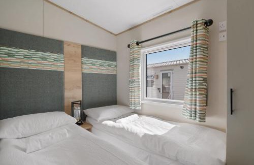 Mullacott Ski Chalet | Beachy Lodge with Deck & Parking nr Ilfracombe
