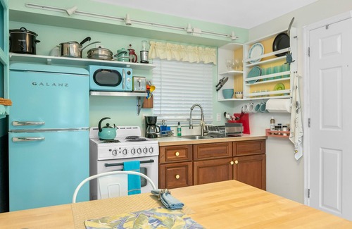 Bonita Shores Cottage | Beachy Old Florida Cottage with Bikes 1.5 Mile to the Beach