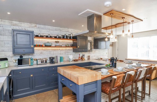 Briggswath Cottage | BEACON HOUSE, pet friendly, with hot tub in Sneaton