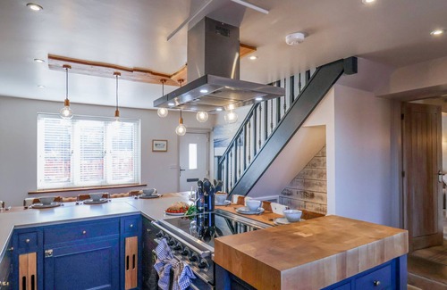 Briggswath Cottage | BEACON HOUSE, pet friendly, with hot tub in Sneaton