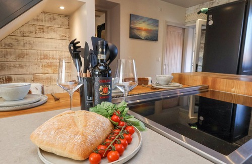 Briggswath Cottage | BEACON HOUSE, pet friendly, with hot tub in Sneaton