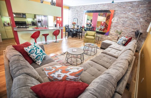 South Main Historic District House | Beale 2 blocks: 3400 SqFt, 11 beds, 2car-garage, rooftop deck, trolley in front