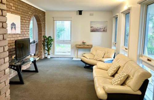 Belmont House | 'Beaming Belmont' A Coastal Indoor-Outdoor Haven