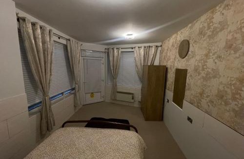 Swindon Apartment | Beanies LorneStreet Four Bed House