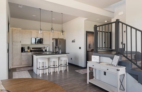 Sturgis House | Bear Butte Luxury Retreat~ Hot Tub~ 10 Mins to DT