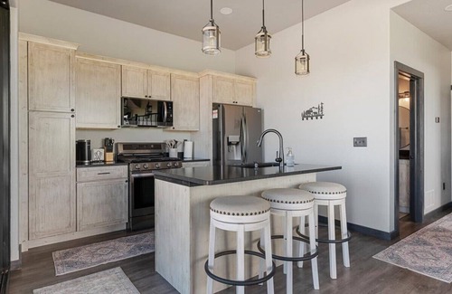 Sturgis House | Bear Butte Luxury Retreat~ Hot Tub~ 10 Mins to DT