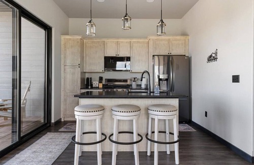 Sturgis House | Bear Butte Luxury Retreat~ Hot Tub~ 10 Mins to DT