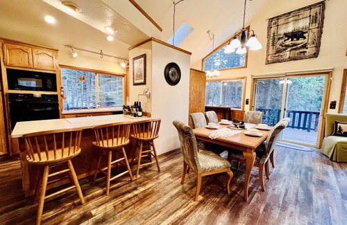 Arnold Ski Chalet | Bear Cabin w Views, AC Pool Table TT BBQ Hike Bike Swim