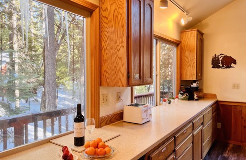 Arnold Ski Chalet | Bear Cabin w Views, AC Pool Table TT BBQ Hike Bike Swim