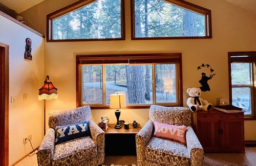 Arnold Ski Chalet | Bear Cabin w Views, AC Pool Table TT BBQ Hike Bike Swim