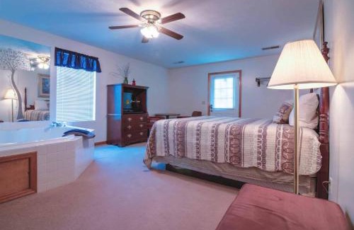 Pigeon Forge Hotel | Bear Camp By The Night