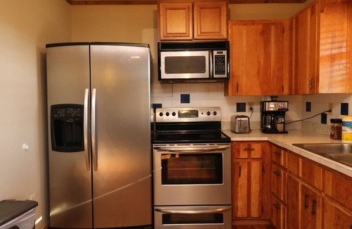 Caton Cabin | Bear cave cabin 2bd/2bth/HOT TUB