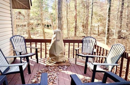 Blakeslee Ski Chalet | Bear Chalet close to ski slopes, 2 lake access & gameroom!