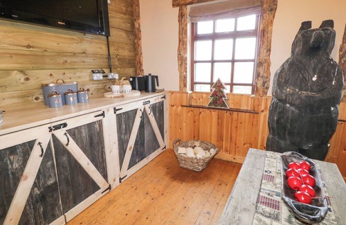 Limavady Cottage | BEAR CLAW LODGE, romantic, character holiday cottage in Castlerock