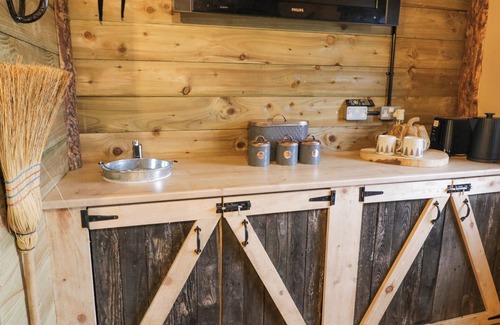 Limavady Cottage | BEAR CLAW LODGE, romantic, character holiday cottage in Castlerock