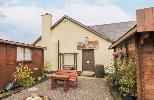 Limavady Cottage | BEAR CLAW LODGE, romantic, character holiday cottage in Castlerock