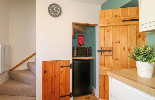 Cromford Cottage | BEAR COTTAGE, pet friendly, with a garden in Cromford